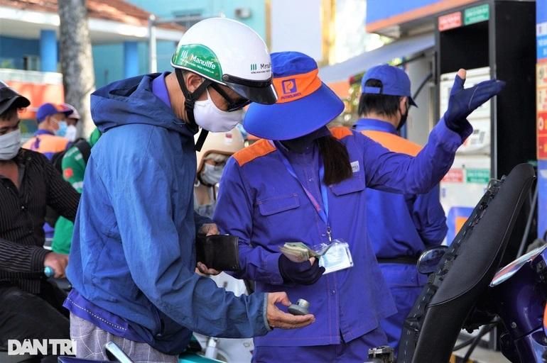 Giá xăng có thể tăng lần thứ 6 liên tiếp, xô đổ mốc 32.000 đồng/lít?